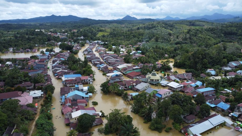 PEMPROV KALBAR GERAK CEPAT SAMPAIKAN BANTUAN KEPADA MASYARAKAT TERDAMPAK BANJIR DI WILAYAH KABUPATEN LANDAK