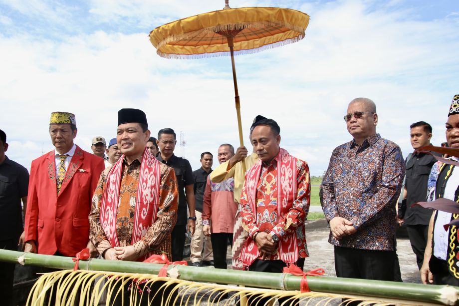 TIBA DI BUMI KHATULISTIWA, GUBERNUR RIA NORSAN DAN WAGUB KRISANTUS DISAMBUT BAHAGIA WARGA KALBAR