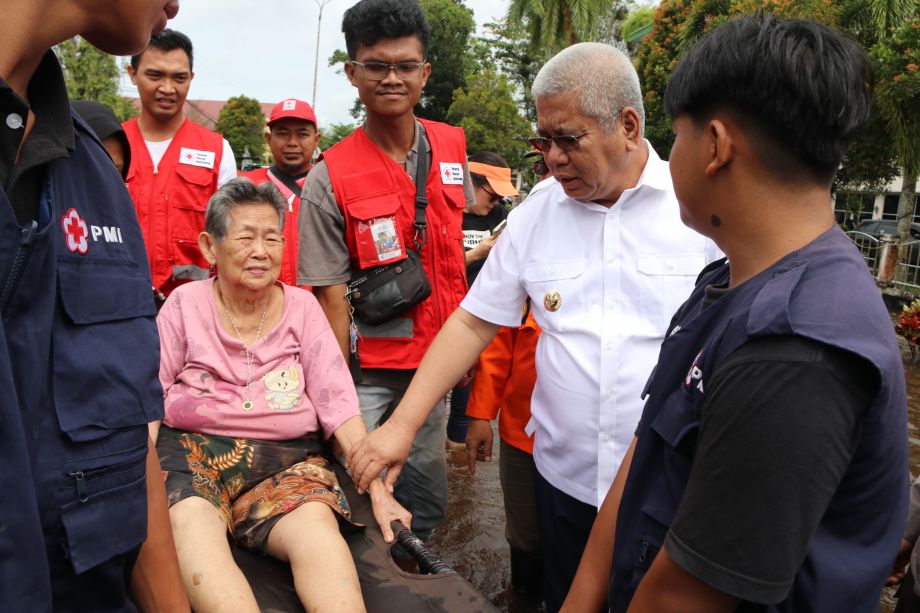 SERAHKAN BANTUAN BAGI  MASYARAKAT YANG TERDAMPAK BANJIR DI MEMPAWAH, HARISSON PINTA PERUSAHAAN DI KALBAR TURUT SERTA