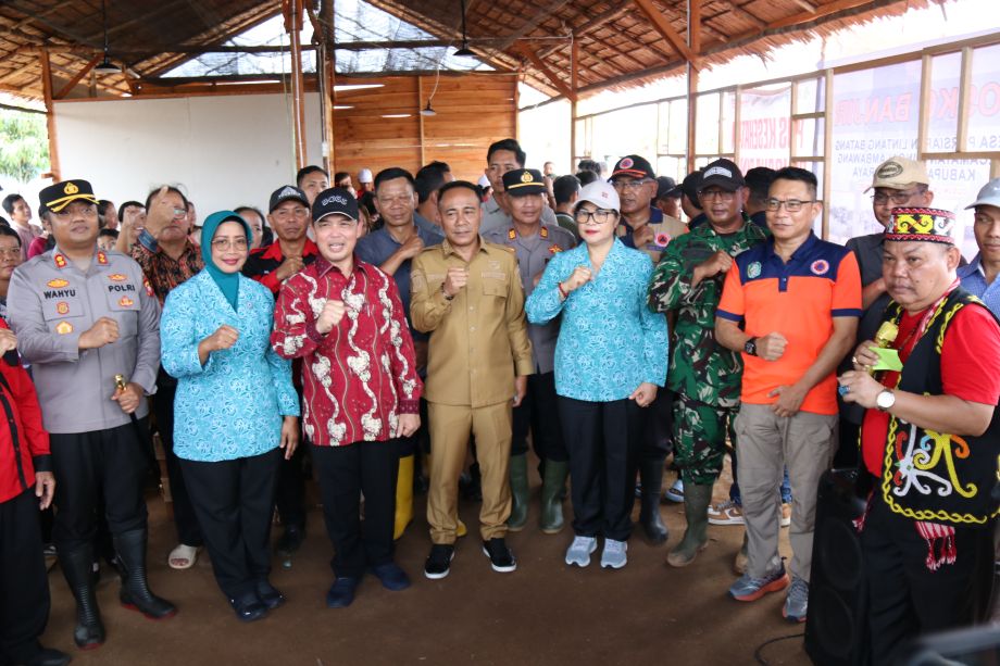 PEMPROV KALBAR BERI BANTUAN BANJIR WARGA JALAN TRANS KALIMANTAN