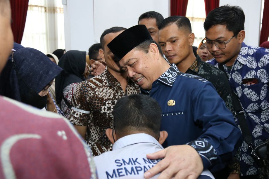 GUBERNUR KALBAR NORSAN AMBIL KEBIJAKAN UNTUK SELAMATKAN RIBUAN GURU NON ASN