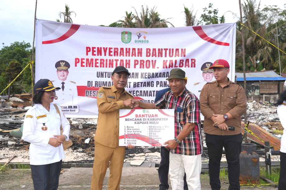 PEDULI KORBAN KEBAKARAN DI DESA KEKURA, WAKIL GUBERNUR KRISANTUS SERAHKAN BANTUAN
