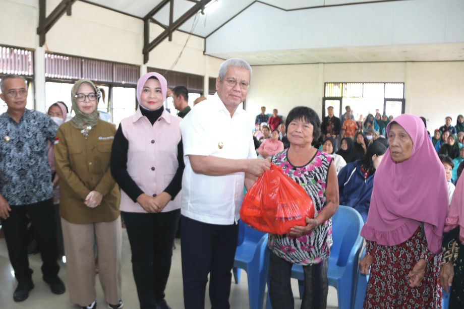 ANTISIPASI KERAWANAN PANGAN, PJ GUBERNUR HARISSON SAMPAIKAN BANTUAN BAGI WARGA SINGKAWANG YANG MEMBUTUHKAN