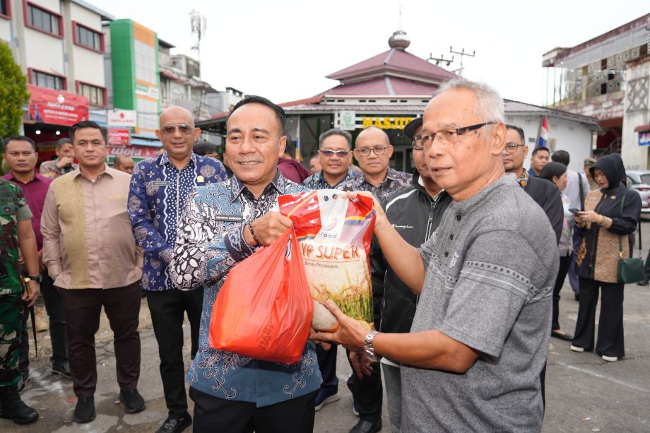 Wakil Gubernur Kalbar meninjau pasar dalam rangka Operasi Pasar (Pasar Inpres)