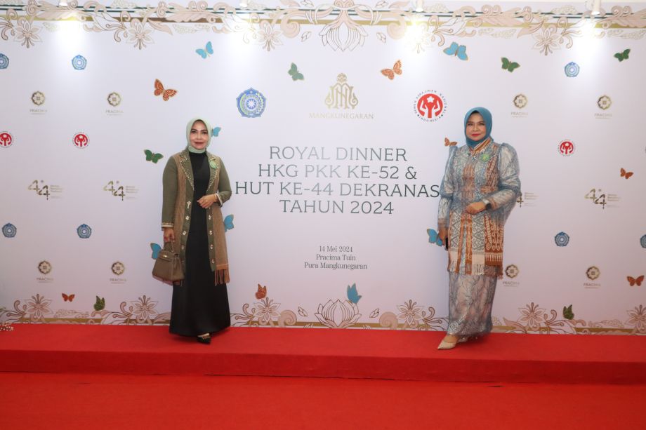 WINDY PAMERKAN WASTRA KALBAR PADA MALAM ROYAL DINNER HKG PKK NASIONAL DAN HUT KE - 44 DEKRANAS DI SOLO