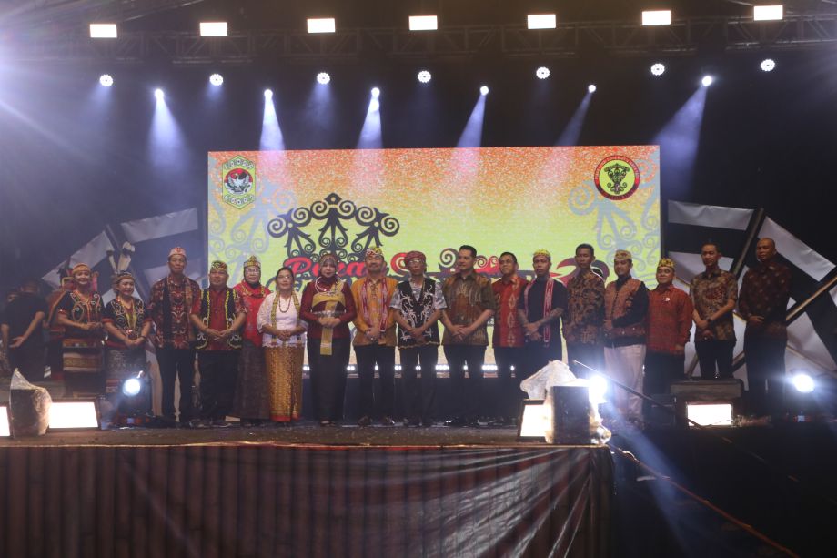 DISAKSIKAN RIBUAN MASYARAKAT, WINDY TUTUP PEKAN GAWAI DAYAK XXXVIII PROVINSI KALBAR