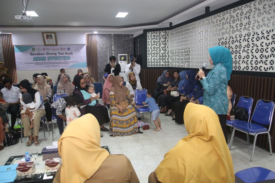 PJ KETUA TP PKK SERAHKAN BANTUAN PANGAN KEPADA ANAK ASUH STUNTING BINAAN DISPERINDAG ESDM & BAPENDA KALBAR