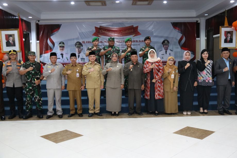 HADIRI SERTIJAB BUPATI MEMPAWAH, GUBERNUR RIA NORSAN
