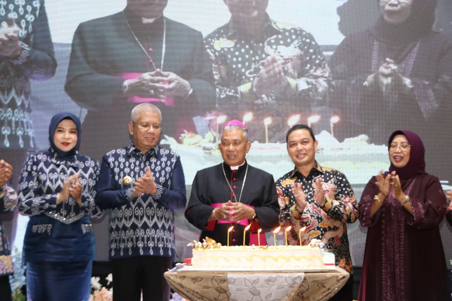 PJ GUBERNUR HARISSON APRESIASI MSR. AGUSTINUS AGUS JAGA KEHARMONISAN ANTAR UMAT DI KALIMANTAN BARAT
