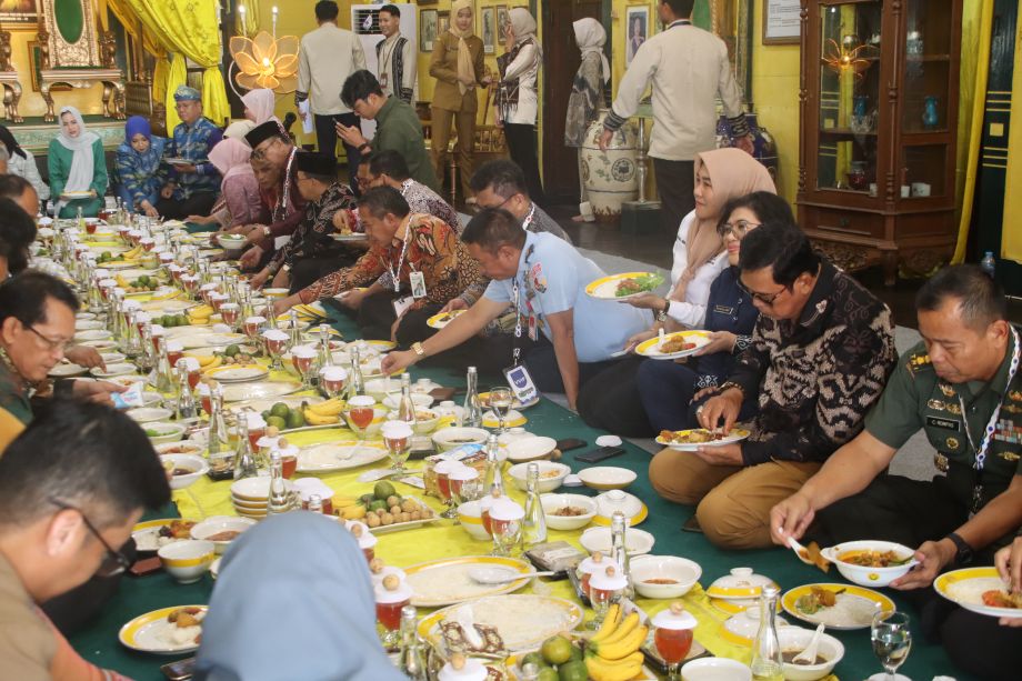 PENJABAT GUBERNUR HARISSON MAKAN BESAPRAH SAJIAN KHAS ADAT BUDAYA KESULTANAN KERATON KADRIAH