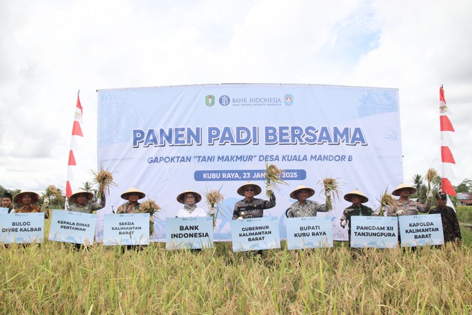DUKUNG UPAYA SWASEMBADA PANGAN NASIONAL, PJ GUBERNUR KALBAR PANEN RAYA DI KUBU RAYA