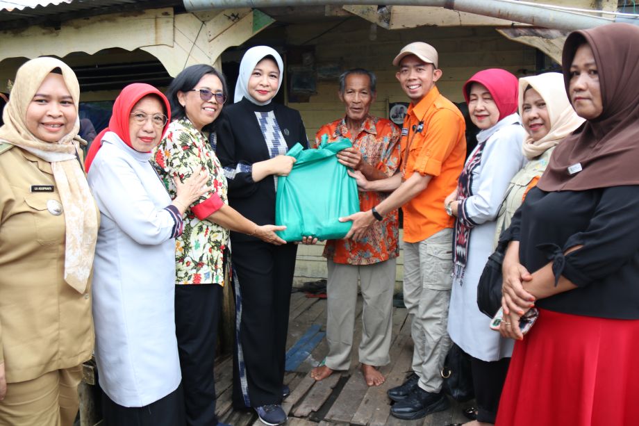 WINDY BERIKAN BANTUAN KEPADA WARGA YANG TERDAMPAK ANGIN PUTING BELIUNG DI TEPIAN KAPUAS