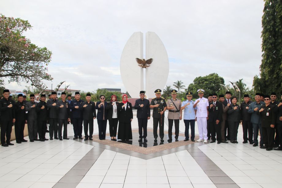 PJ GUBERNUR HARISSON PIMPIN UPACARA ZIARAH DAN TABUR BUNGA SAMBUT USIA 68 TAHUN PEMPROV KALBAR