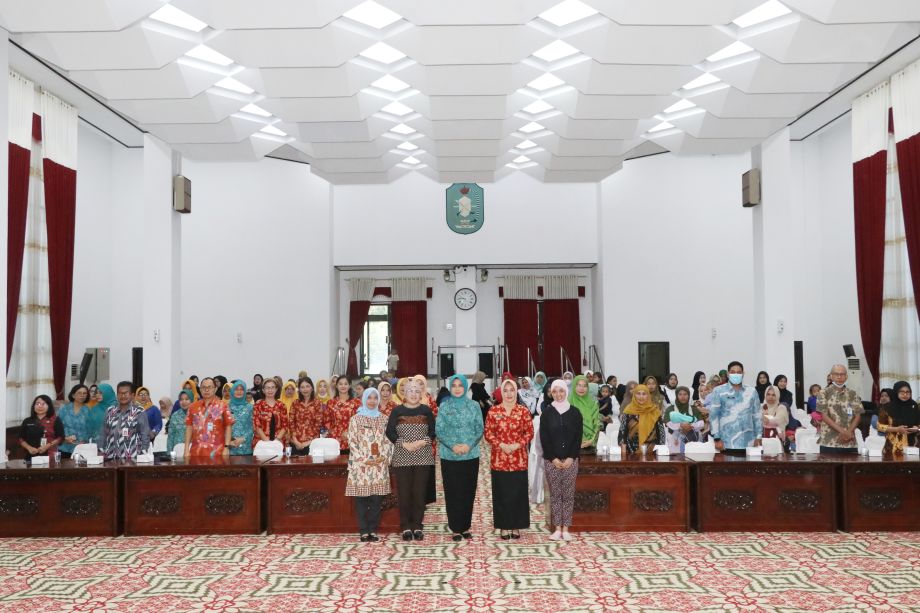 AKSI NYATA GOTA STUNTING TP-PKK KALBAR BERSAMA ANGGOTA KORPRI DP3A DAN DINAS KETAHANAN PANGAN KALBAR