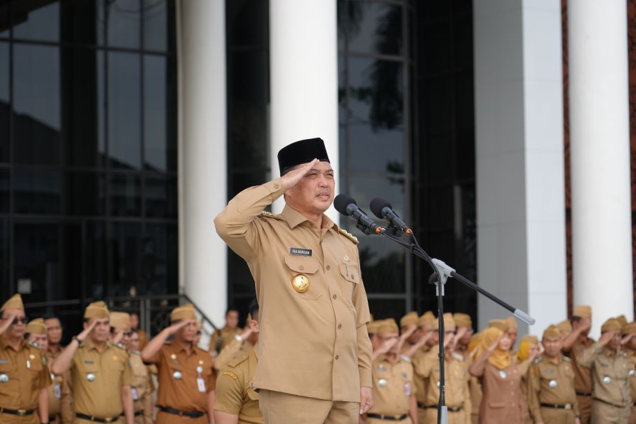 PERDANA PIMPIN APEL, GUBERNUR RIA NORSAN PINTA JAJARAN TINGKATKAN PROFESIONALITAS DAN INTEGRITAS DALAM BEKERJA