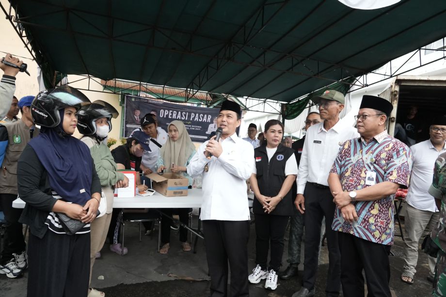 GUBERNUR RIA NORSAN SAMBANGI PASAR MURAH DI KABM SAMBAS