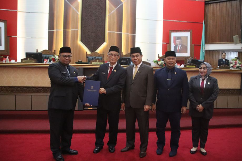 Pj. SEKDA M.BARI TERIMA PENYAMPAIAN KEPUTUSAN DPRD PROVINSI KALBAR TERHADAP LKPJ GUBERNUR KALBAR TAHUN 2023