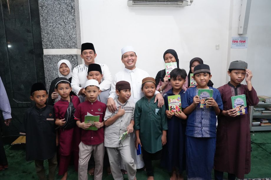 GUBERNUR RIA NORSAN AJAK JAMAAH MAKMURKAN MASJID DI BULAN RAMADAN