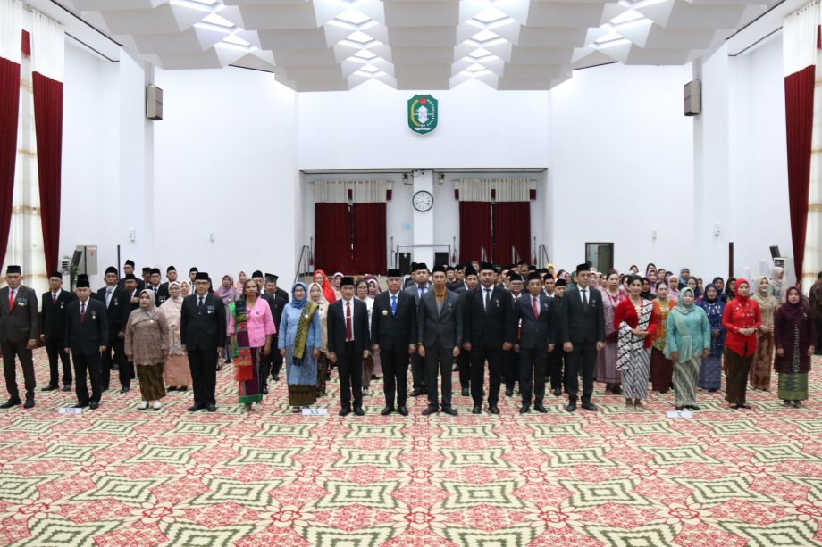 SERAHKAN SATYA LENCANA KEPADA ASN PEMPROV KALBAR, PJ GUBERNUR HARISSON TEKANKAN 7 POIN INSTRUKSI PRESIDEN