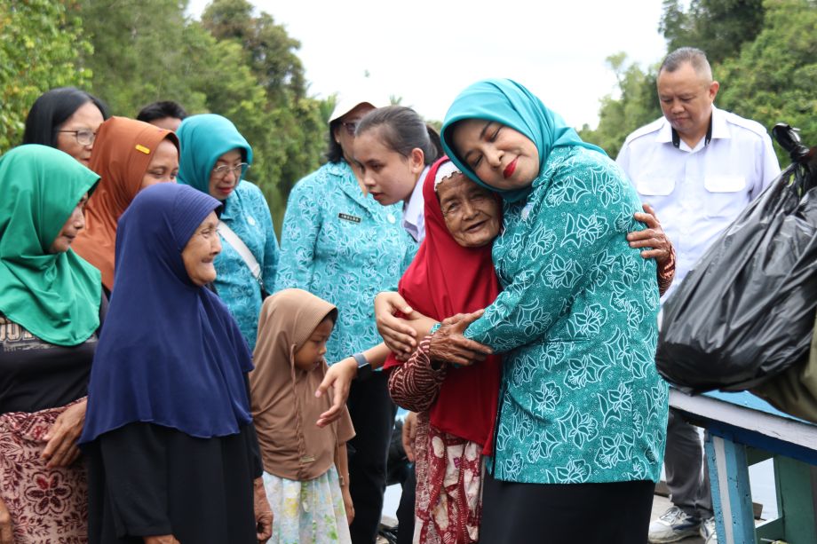 TRABAS JALUR SUNGAI, WINDY SERAHKAN BANTUAN DALAM RANGKA HUT KE 68 PEMPROV KALBAR