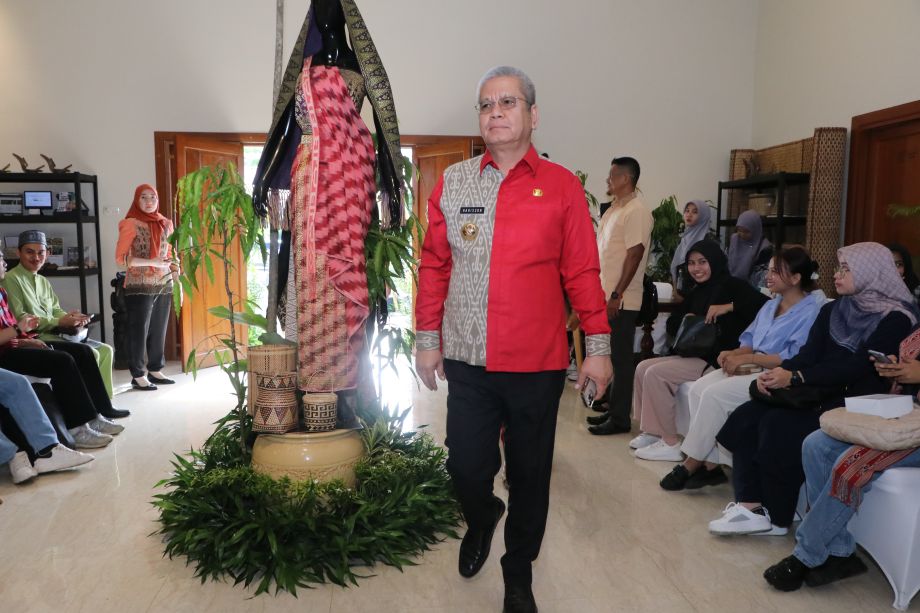 WASTRA KHAS KALBAR, PUKAU PENGUNJUNG PADA GELAR KARYA KREATIF DIALOK