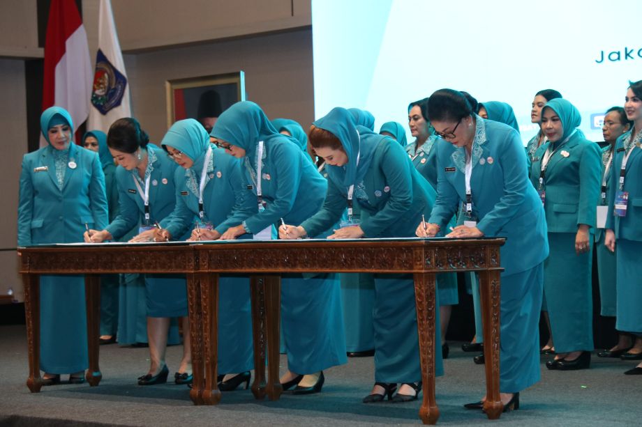 ERLINA RESMI DILANTIK SEBAGAI KETUA TP PKK DAN TIM PEMBINA POSYANDU KALBAR