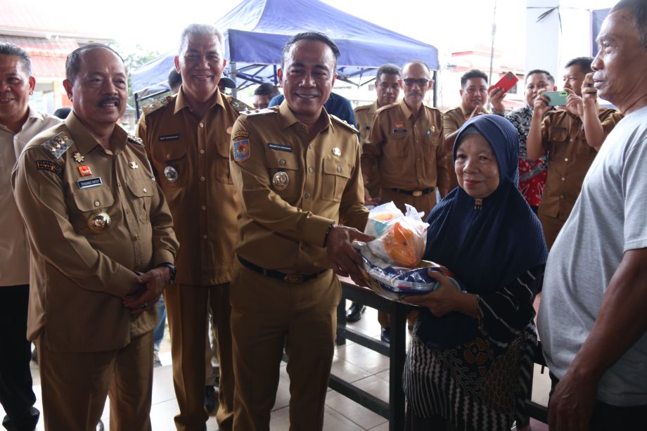 WAGUB KRISANTUS TINJAU OPERASI PASAR SEROJA SANGGAU