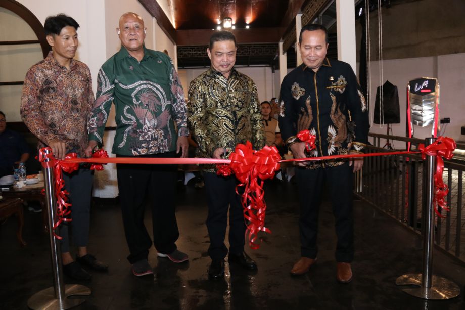 GUBERNUR RIA NORSAN RESMIKAN OUTLET KETIGA KOPI ASIANG