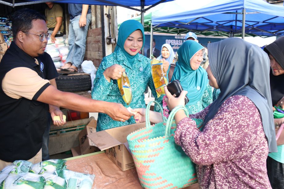 68 TAHUN PEMPROV KALBAR, GELAR PASAR MURAH DI PASAR TERATAI PONTIANAK