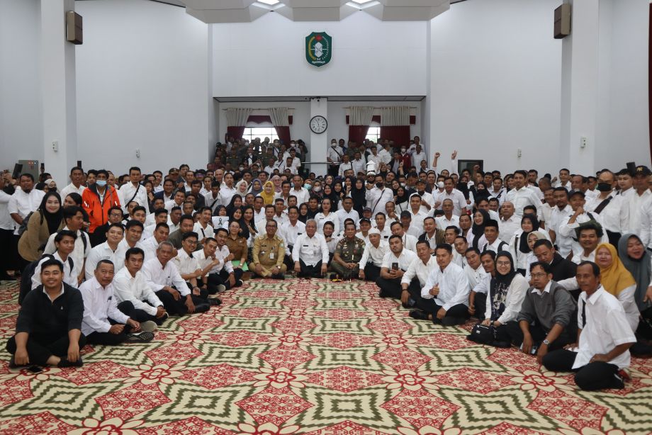 PEMPROV KALBAR JEMBATANI SUARA CPNS DAN CP3K YANG TERTUNDA PENGANGKATANNYA