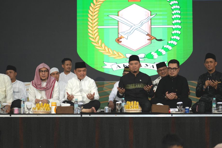 GUBERNUR RIA NORSAN GELAR BUKA PUASA BERSAMA MASYARAKAT KALBAR