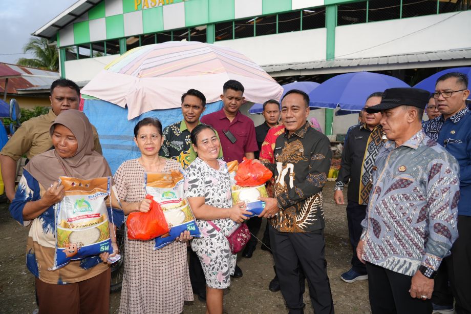 WAGUB KRISANTUS TINJAU KETERSEDIAAN PANGAN DI PASAR DOGOM