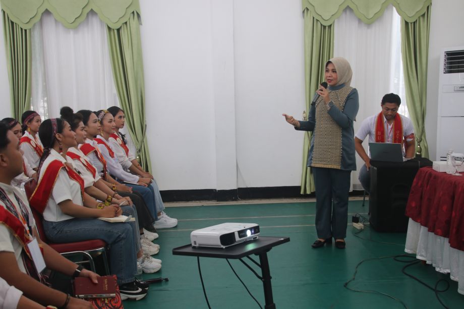 WINDY AJAK FINALIS BUJANG DARA GAWAI DAYAK KE XXXVIII SOSIALISASIKAN TEMPAT WISATA DAN CEGAH STUNTING