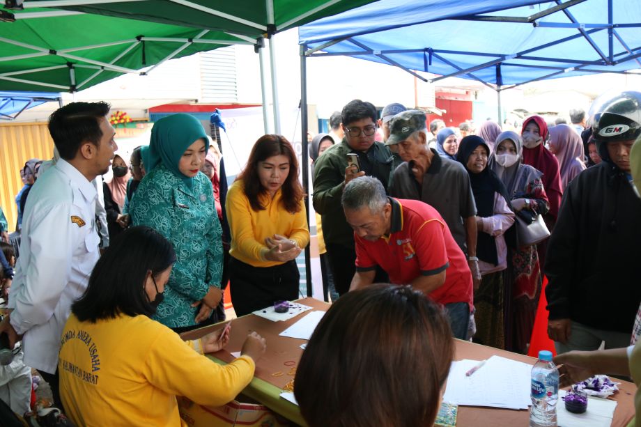 PERINGATI HUT KE-68, PEMPROV KALBAR GELAR PASAR MURAH DI PASAR KEMUNING PONTIANAK