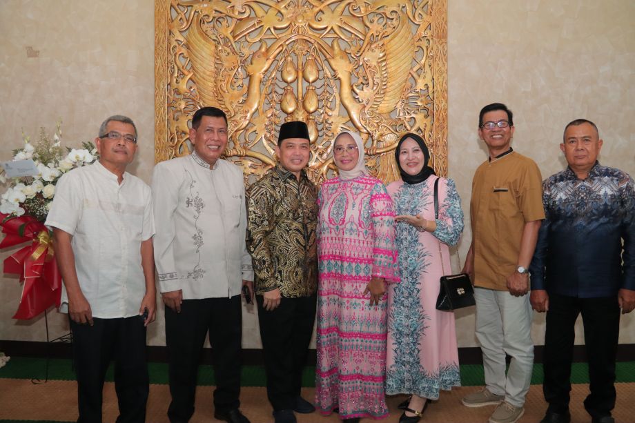 PENUH KEHANGATAN, GUBERNUR RIA NORSAN GELAR SILATURAHMI IDUL FITRI BERSAMA MASYARAKAT KALBAR