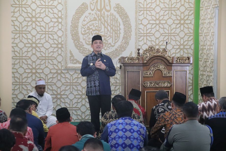 GUBERNUR RIA NORSAN SAMPAIKAN PESAN RAMADAN KEPADA ASN DI MASJID AN NAIM KANTOR GUBERNUR