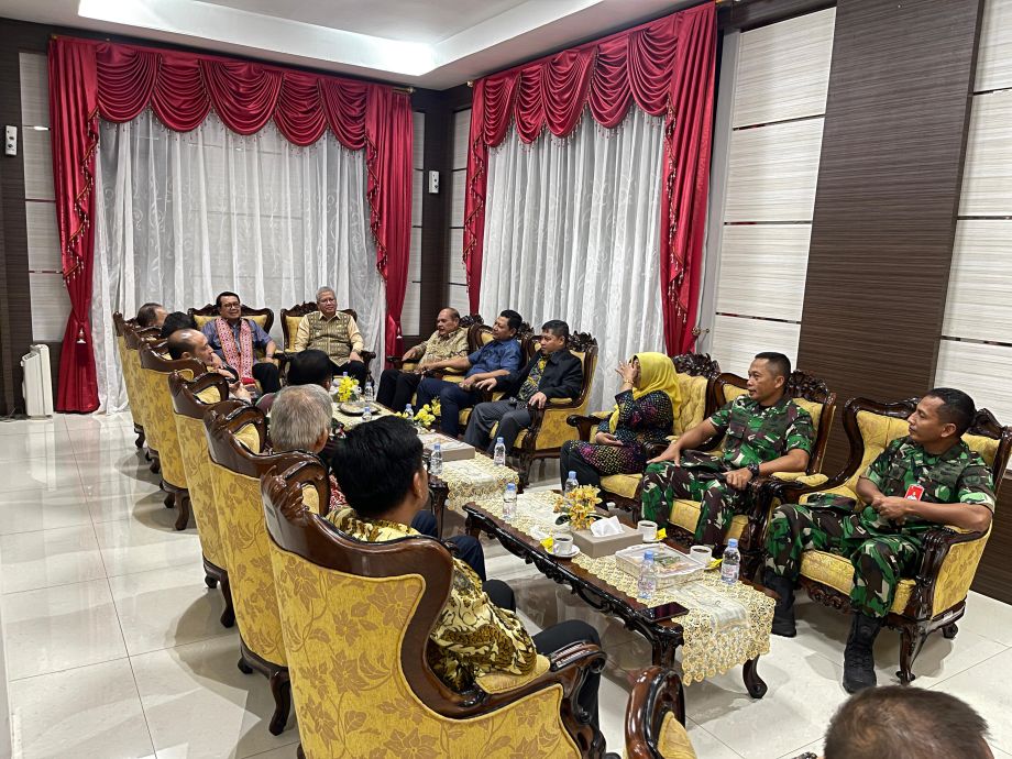 TIBA DI KALBAR, KETUA MAHKAMAH AGUNG DISAMBUT PJ GUBERNUR HARISSON