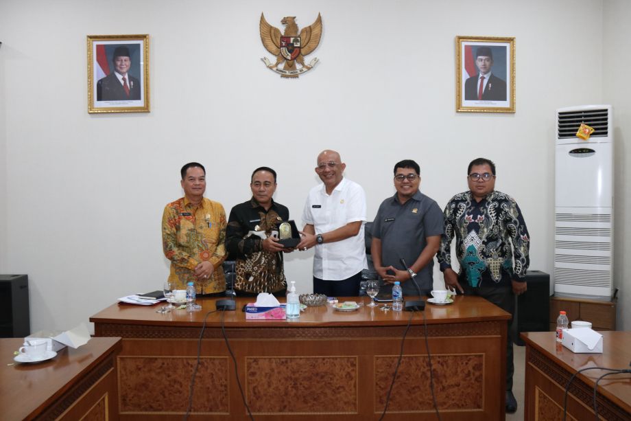 TERIMA PANSUS LKPJ DPRD SINTANG, WAGUB KRISANTUS AJAK SINERGITAS DALAM PEMBANGUNAN