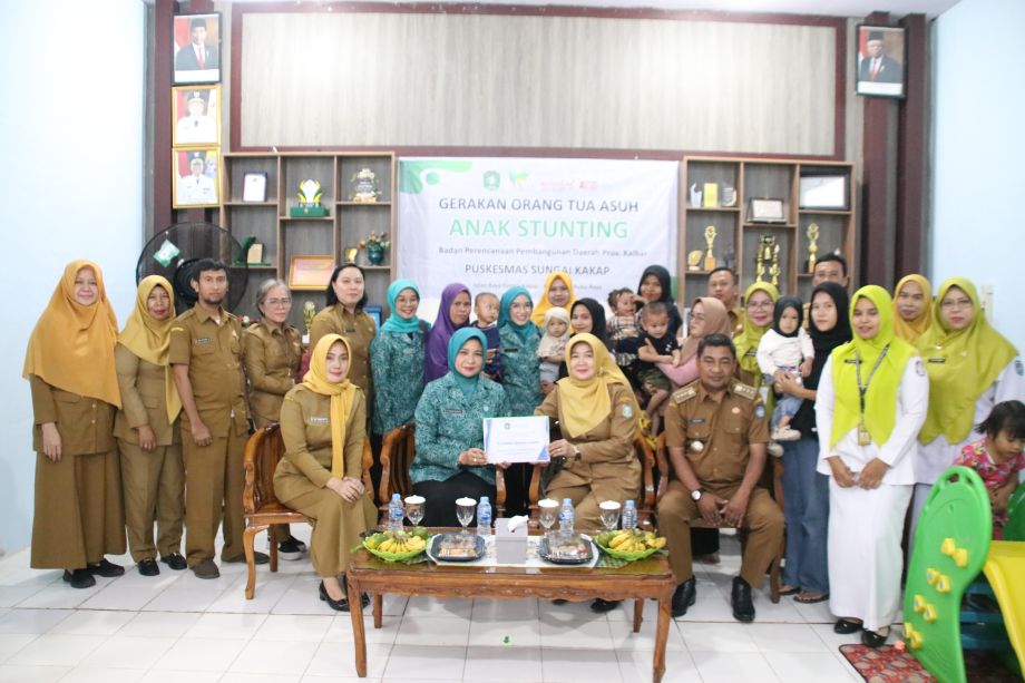 GIAT TEKAN STUNTING DI KALBAR, WINDY LAUNCHING GERAKAN ORANG TUA ASUH STUNTING (GOTA) BEESAMA BAPPEDA DI PUSKESMAS SUNGAI KAKAP