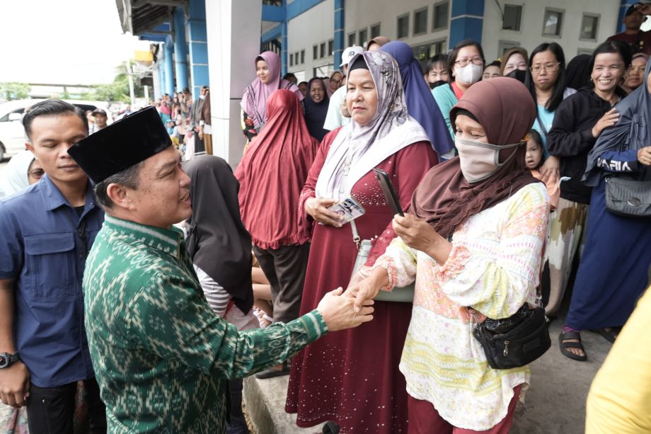 GUBERNUR RIA NORSAN TINJAU PASAR MURAH DI SINGKAWANG