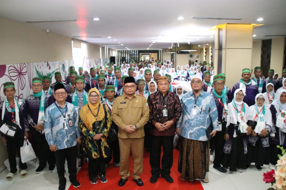 PJ SEKDA BARI LEPAS CJH KLOTER 16 KALBAR KE EMBARKASI BATAM